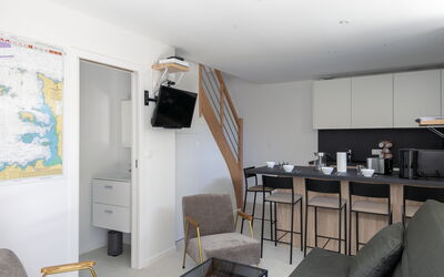 Maison Pierre 590.2: Propiedad, Mesa, Edificio, Diseño De Interiores, Electrodoméstico, Piso, Madera, Suelo, Marco, Sala