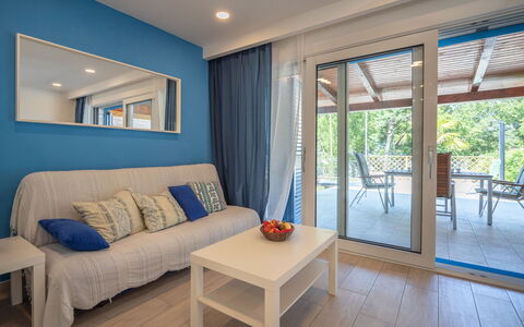 Natali: Habitación, Propiedad, Mueble, Diseño De Interiores, Edificio, Bienes Raíces, Casa, Habitación, Suelo, Mesa