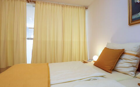 Annis Nest: Habitación, Cortina, Propiedad, Habitación, Cama, Diseño De Interiores, Mueble, Tratamiento De La Ventana, Sábana, Cubiertas De Ventanas