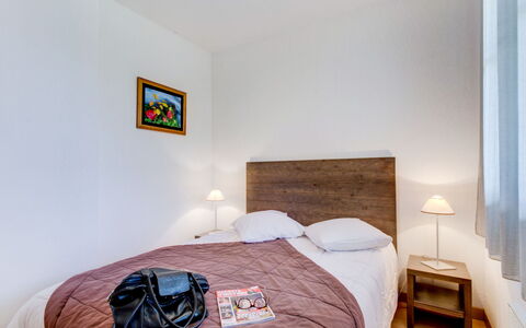 Loudenvielle 651: Habitación, Cama, Habitación, Mueble, Propiedad, Sábana, Marco De La Cama, Diseño De Interiores, Lecho, Suelo