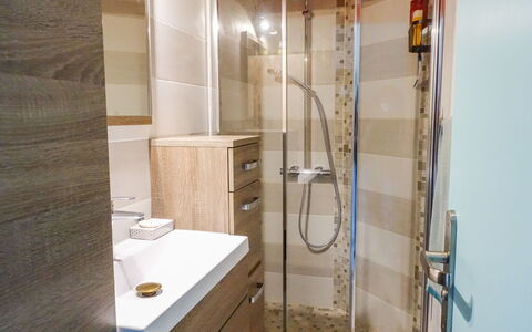 Estany: Grifo, Propiedad, Lavabo, Arreglo De Tubería, Lavabo Del Baño, Baño, Diseño De Interiores, Madera, Ventana