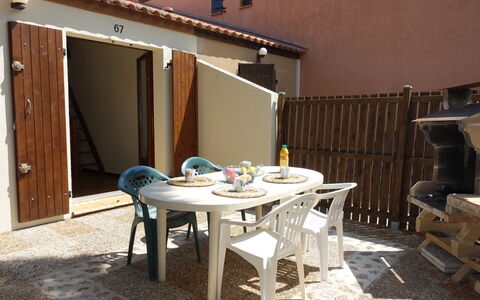 Gruissan 850: Mesa, Mueble, Propiedad, Edificio, Madera, Mesa Al Aire Libre, Silla, Mueble Para Exteriores, Sombra, Casa