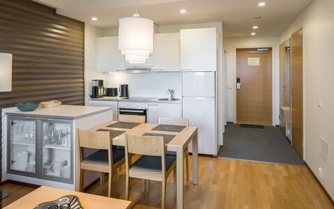 Nordic Chalet 9102: Mueble, Silla, Mueble Para Exteriores, Mesa, Madera, Mesa Al Aire Libre, Cocina Y Comedor Mesa, Sombra, Jardín, Paraguas