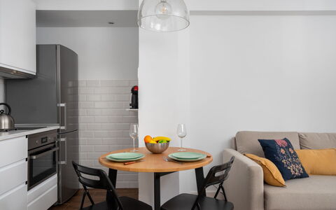 La Dorada: Habitación, Mueble, Propiedad, Diseño De Interiores, Amarillo, Edificio, Suelo, Mesa, Casa, Cocina