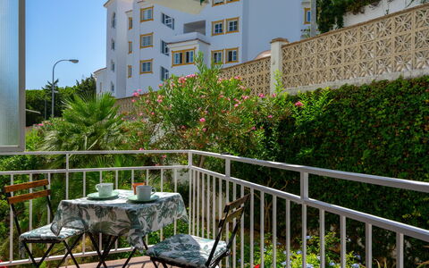 La Dorada: Propiedad, Vegetación, Bienes Raíces, Edificio, Casa, Barrio Residencial, Balcón, Casa, Departamento, Arquitectura