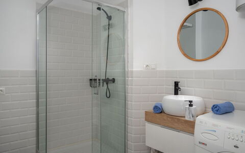 La Dorada: Baño, Habitación, Propiedad, Loseta, Arreglo De Tubería, Grifo, Arquitectura, Suelo, Ducha, Propiedad Material