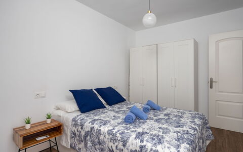 La Dorada: Habitación, Cama, Habitación, Mueble, Propiedad, Sábana, Marco De La Cama, Lecho, Suelo, Pared
