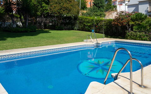 La Dorada: Piscina, Propiedad, Ocio, Bienes Raíces, Casa, Hierba, Edificio, Árbol, Departamento, Vacaciones