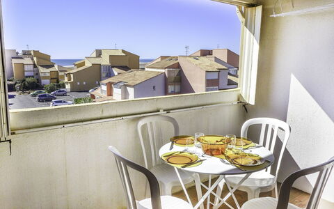 Narbonne-Plage 120: Mesa, Mueble, Edificio, Vajilla, Propiedad, Silla, Ventana, Diseño De Interiores, Cielo, Casa
