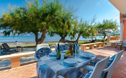 Sa Marina: Cielo, Mesa, Mueble, Vajilla, Propiedad, Agua, Planta, Silla, Balneario, Azur