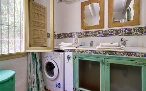 Villa Lander: Habitación, Baño, Propiedad, Cuarto De Lavado, Lavabo, Turquesa, Diseño De Interiores, Lavandería, Suelo, Edificio