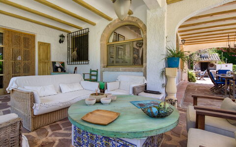 Villa Lander: Mesa, Propiedad, Mueble, Planta, Sofá, Azur, Encendiendo, Planta De Casa, Diseño De Interiores, Decoración