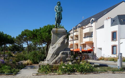 Résidence le Grand Bleu: Estatua, Monumento, Propiedad, Escultura, Punto De Referencia, By, Arquitectura, Monumento, Árbol, Barrio Residencial