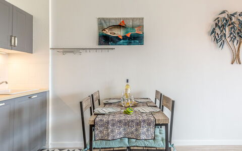Résidence le Grand Bleu: Habitación, Mueble, Verde, Diseño De Interiores, Propiedad, Suelo, Mesa, Comedor, Amarillo, Pared