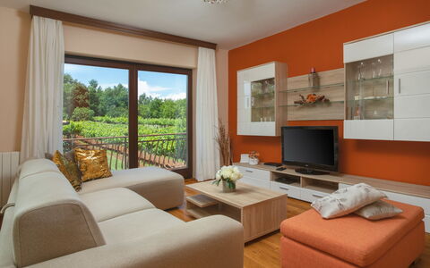 Ana: Habitación, Mueble, Sala, Diseño De Interiores, Propiedad, Edificio, Pared, Bienes Raíces, Suelo, Techo