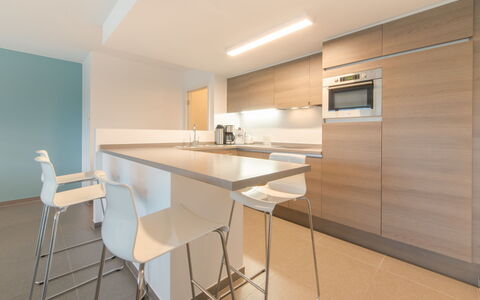 Costae with Balcony: Propiedad, Habitación, Mueble, Diseño De Interiores, Bienes Raíces, Edificio, Mostrador, Casa, Mesa, Cocina