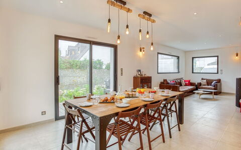 Villa Kerhostin: Habitación, Propiedad, Mueble, Techo, Diseño De Interiores, Comedor, Suelo, Mesa, Edificio, Bienes Raíces