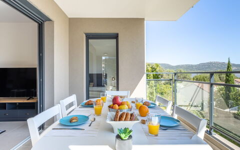 Porto Vecchio 116: Mesa, Propiedad, Mueble, Vajilla, Cielo, Azur, Edificio, Arquitectura, Sombra, Comida