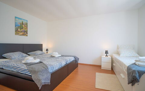 Erminia: Habitación, Cama, Mueble, Habitación, Propiedad, Sábana, Suelo, Lecho, Marco De La Cama, Diseño De Interiores