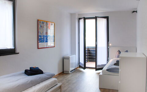 Fiorita: Habitación, Propiedad, Mueble, Edificio, Habitación, Suelo, Diseño De Interiores, Cama, Casa, La Luz Del Día