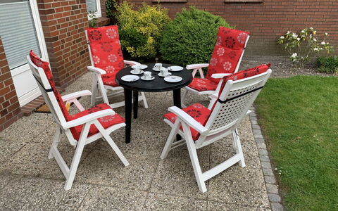 Norddeich 492: Silla, Mueble, Rojo, Mesa Al Aire Libre, Propiedad, Yarda, Césped, Mueble Para Exteriores, Hierba, Mesa