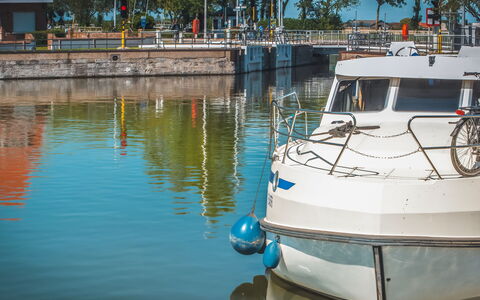 Villa Sas: Agua, Barco, Watercraft, Vehículo, Arquitectura Naval, Lago, Barcos Y Canotaje - Efectos Y Equipo, Árbol, Ocio, Embarcacion