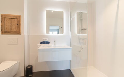 Villa Sas: Espejo, Arreglo De Tubería, Grifo, Lavabo, Baño, Madera, Casa, Edificio, Suelo