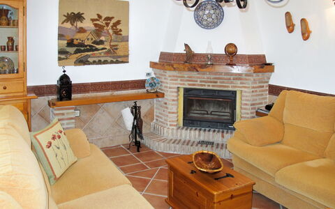 Antia: Marco, Mueble, Propiedad, Sofá, Diseño De Interiores, Sala, Naranja, Madera, Comodidad, Encendiendo