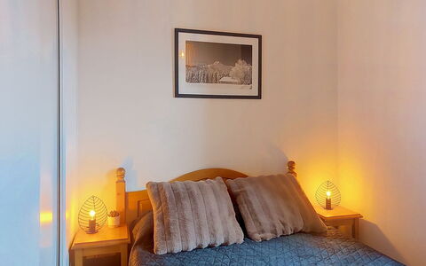 Les Terrasses du Corbier: Cama, Mueble, Lecho, Diseño De Interiores, Habitación, Sábana, Pared, Habitación, Suelo, Linos