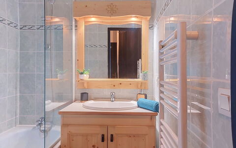 Les Terrasses du Corbier: Lavabo Del Baño, Diseño De Interiores, Arreglo De Tubería, Piso, Lavabo, Baño, Madera, Suelo, Grifo, Mostrador