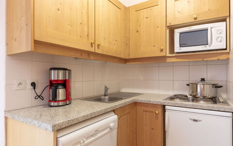 Les Terrasses du Corbier: Gabinetes, Fregadero, Propiedad, Mostrador, Mueble, Lavabo, Edificio, Blanco, Aparato De Cocina, Cocina