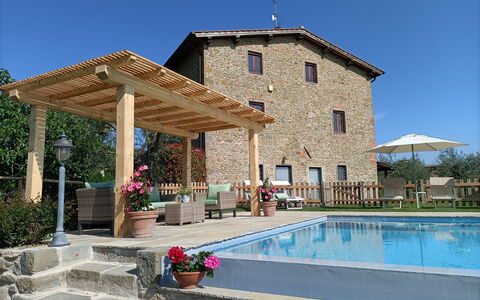 Villa Claudia: Planta, Agua, Cielo, Propiedad, Flor, Edificio, Sombra, Piscina, Ocio, Árbol