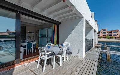 Le Barcarès 180: Agua, Mueble, Propiedad, Cielo, Edificio, Silla, Azur, Mesa, Sombra, Madera