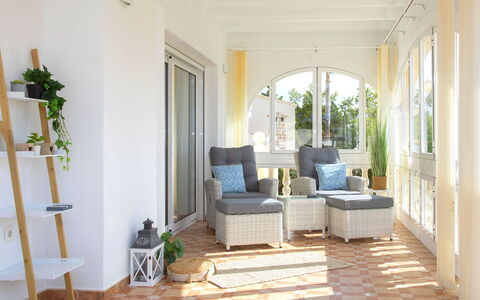 La Escapada: Planta, Edificio, Planta De Casa, Sofá, Ventana, Silla, Madera, Diseño De Interiores, Suelo, Piso