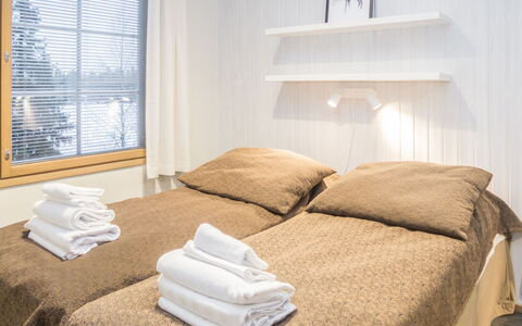 Rukatonttu D 15: Cama, Habitación, Diseño De Interiores, Suelo, Sábana, Pared, Lecho, Madera, Piso, Mueble