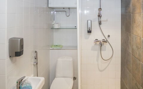 Rukatonttu D 15: Baño, Asiento Del Baño, Arreglo De Tubería, Baño, Pared, Piso, Diseño De Interiores, Alcachofa De La Ducha, Suelo, Lavabo Del Baño