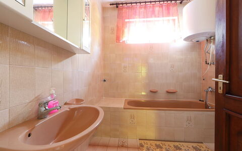 Akazie: Marrón, Arreglo De Tubería, Grifo, Bañera, Propiedad, Lavabo, Edificio, Baño, Madera, Púrpura