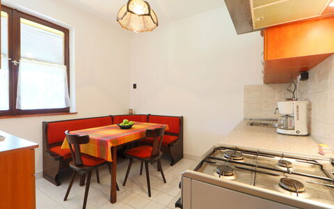Akazie: Mueble, Propiedad, Ventana, Gabinetes, Mesa, Estufa De Gas, Campana Extractora, Madera, Silla, Naranja