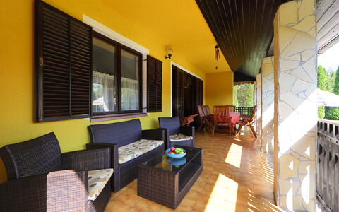 Akazie: Mueble, Sofá, Diseño De Interiores, Sombra, Comodidad, Sofá Cama, Suelo, Sala, Madera, Planta