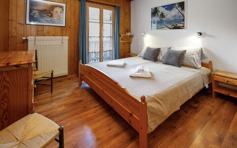 Les Diablerets 600: Madera, Mueble, Habitación, Suelo, Diseño De Interiores, Piso, Cama, Sábana, Techo, Marco De La Cama