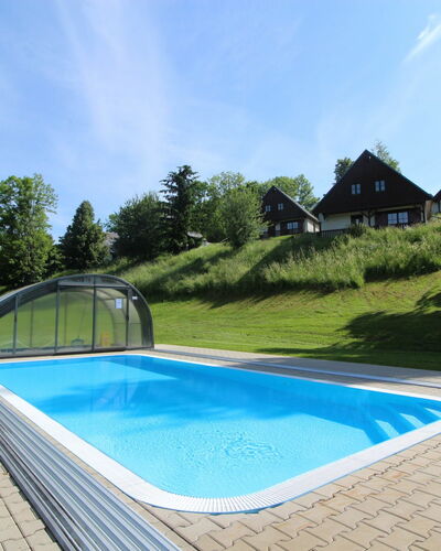 Holiday Hill 63: Agua, Nube, Cielo, Planta, Propiedad, Piscina, Azur, Árbol, Edificio, Rectángulo