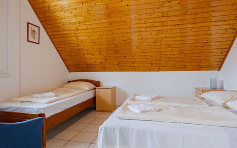 Balatonszemes 636: Madera Dura, Hotel, Manchas De Madera, Eco Hotel, Villa, Habitación, Porche, Lecho