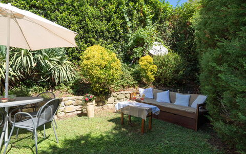 La Vittoria: Mesa, Planta, Mueble, Planta De La Comunidad, Sombra, Mesa Al Aire Libre, Mueble Para Exteriores, Árbol, Hierba, Paisaje Natural