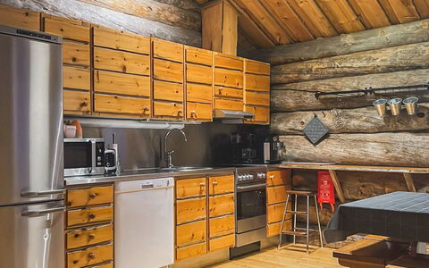 Kelotorppa B: Madera, Cocina, Gabinetes, Aparato De Cocina, Electrodoméstico, Manchas De Madera, Mostrador, Techo, Estufa De Cocina, Cuarto De Troncos