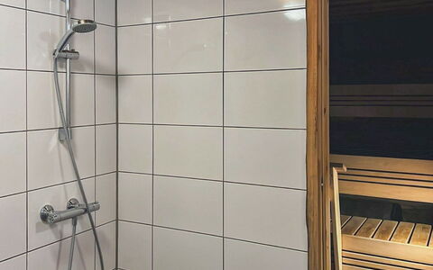 Kelotorppa B: Piso, Suelo, Arreglo De Tubería, Baño, Plomería, Ducha, Alcachofa De La Ducha, Loseta, Barra De La Ducha, Panel De Ducha