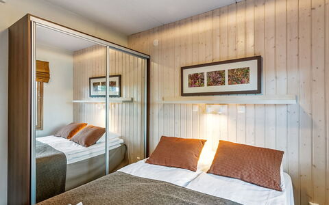 Rukatonttu D 14: Cama, Habitación, Diseño De Interiores, Piso, Madera, Suelo, Sábana, Techo, Lecho, Habitación