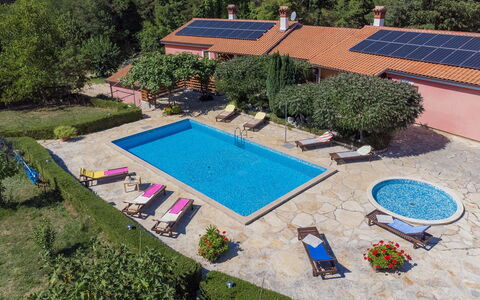 Kristina: Propiedad, Planta, Agua, Naturaleza, Piscina, Azur, Árbol, El Terreno Del Lote, Diseño Urbano, Ocio