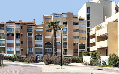 Le Barcarès 260: Agua, Cielo, Edificio, Planta, Propiedad, Azul, Ventana, Azur, Piscina, Árbol