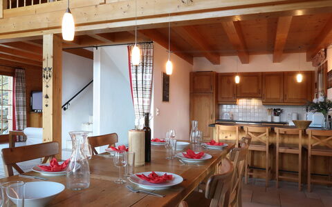 Altamira: Edificio, Habitación, Propiedad, Restaurante, Mueble, Diseño De Interiores, Comedor, Mesa, Haz