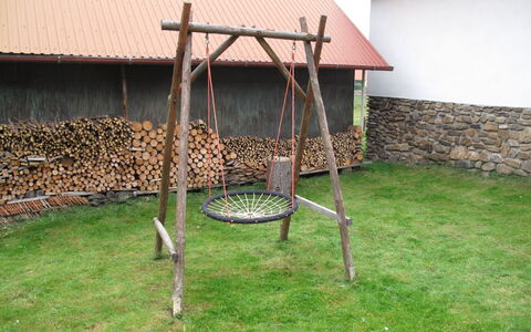 Jelemek: Hierba, Columpio, Árbol, Planta, Patio Interior, Equipo De Juego Exterior, Yarda, Casa